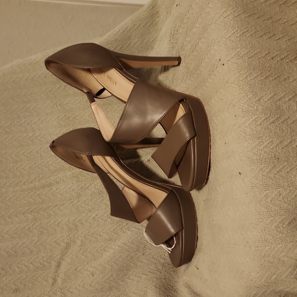 CUTE Nine West Taupe Strappy Open-Toe Heels - Picture 3 of 4